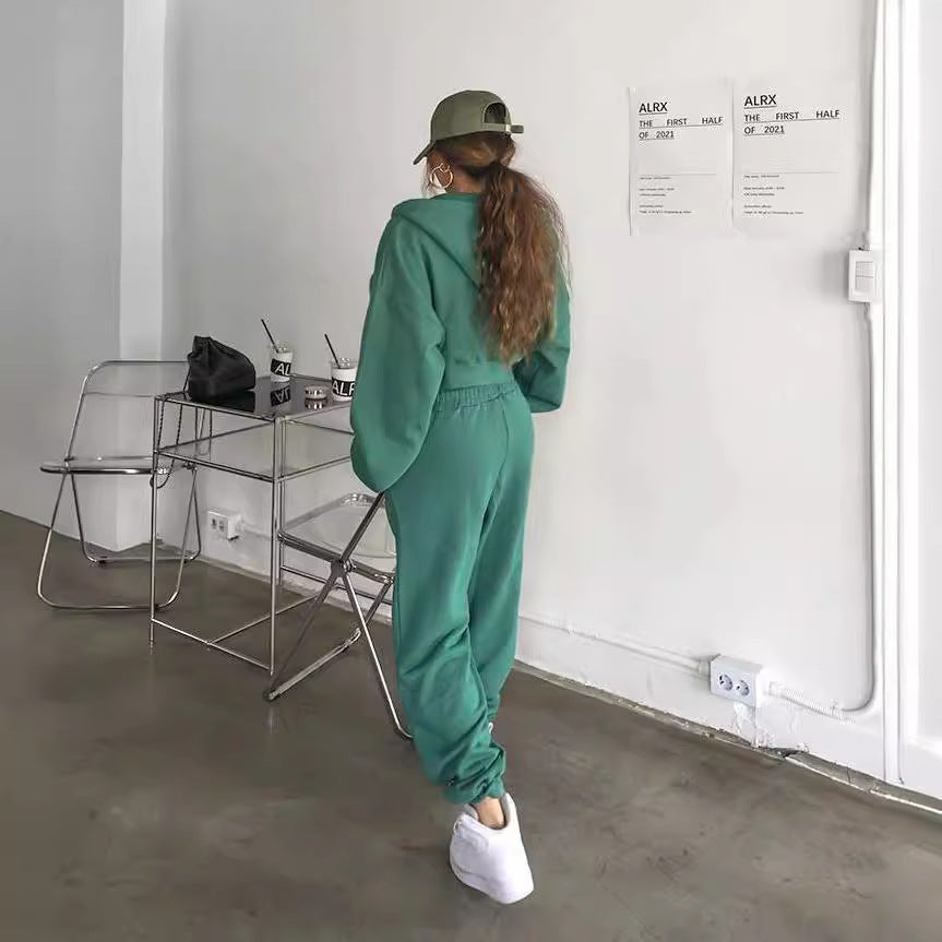 Ensemble décontracté pour femmes avec crop hoodie et joggers Chic & Stil