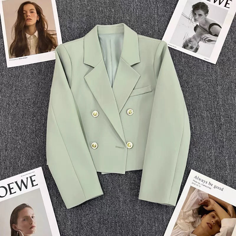 Blazer court pour femmes avec boutons décoratifs Chic & Stil