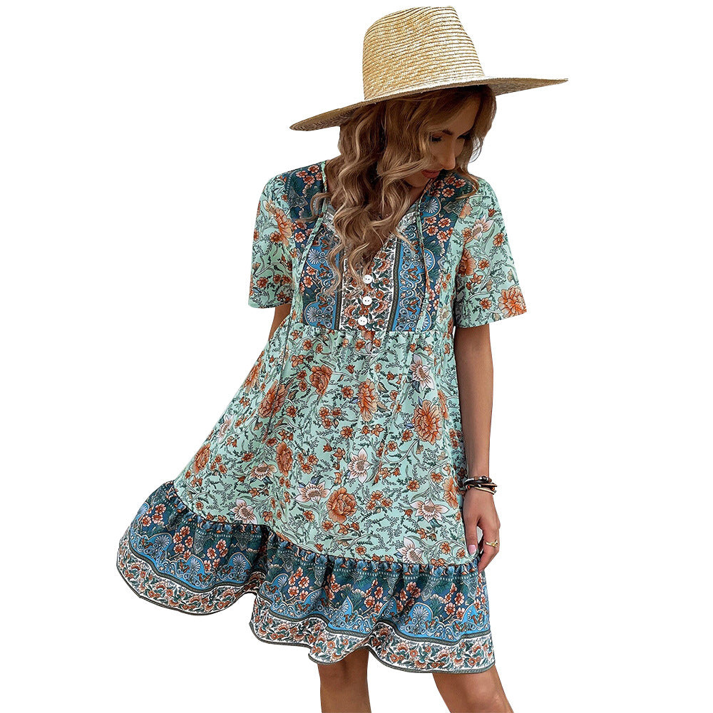 Robe d'été florale pour femmes avec ourlet à volants ludique et détail de boutons Chic & Stil