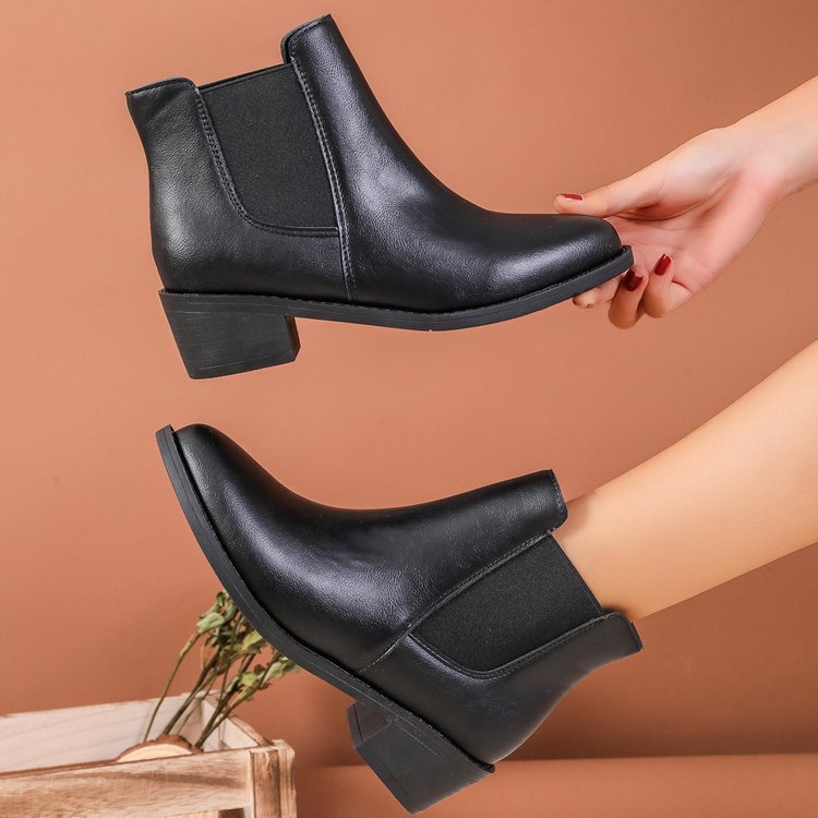 Women’s Chelsea boots in vegan leather with elastic panels on the sides Lune London