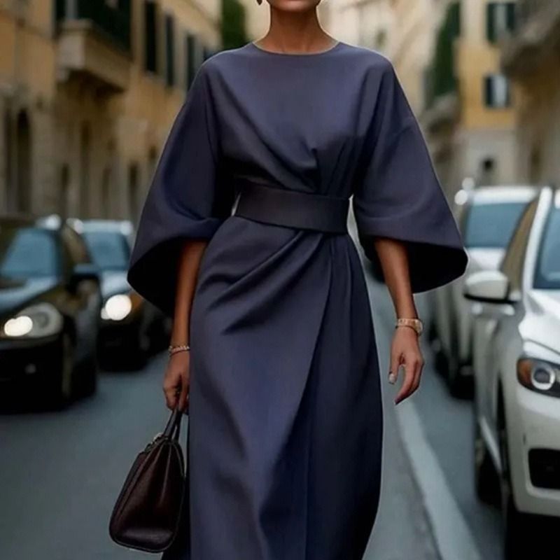 Ladies Elegant Maxi Dress with Flowing Sleeves and Chic Fitted Cut