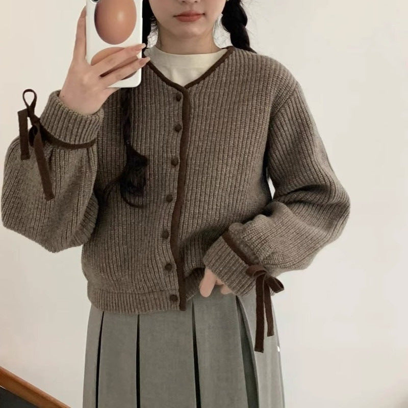 Cardigan for women with contrasting finishes at the sleeves and button placket Lune London