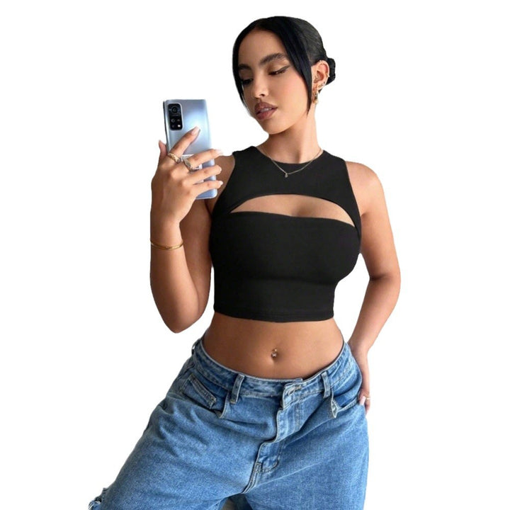 Chic & Stil women's crop top with trendy cut and fitted design