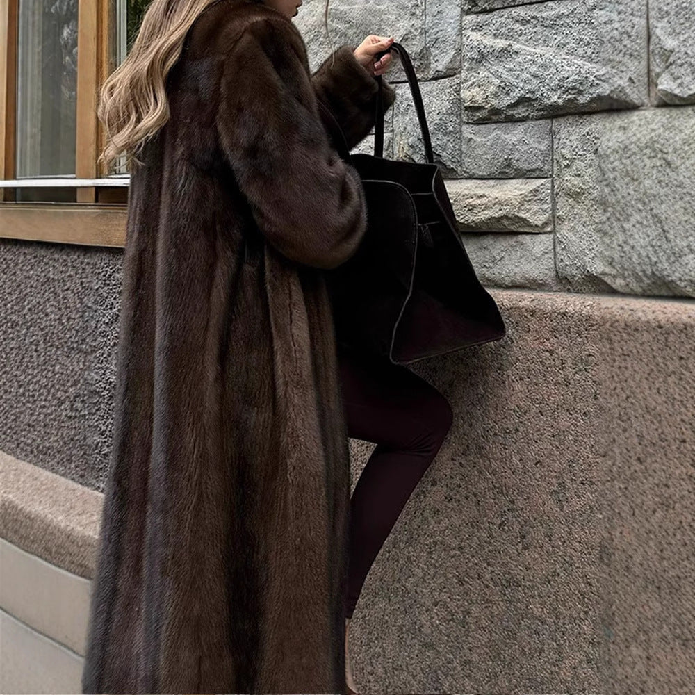 Women's faux fur coat with a luxurious design and a trendy cut Lune London