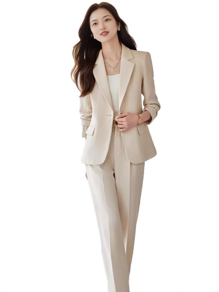 Elegant women's business suit with fitted cut and wide sleeves Lune London