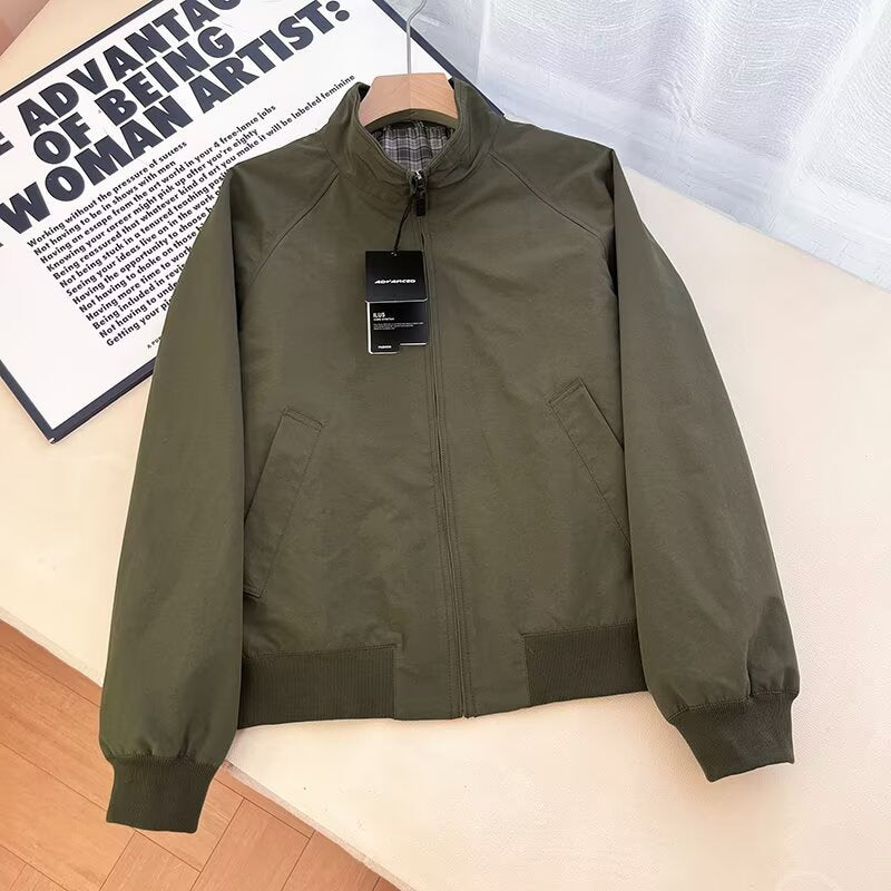 Veste de transition féminine à la mode avec col montant et poches pratiques Chic & Stil