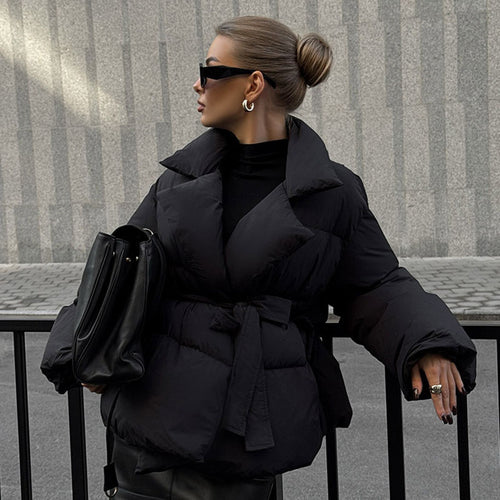 Veste matelassée moderne pour femmes avec ceinture à la taille Chic & Stil