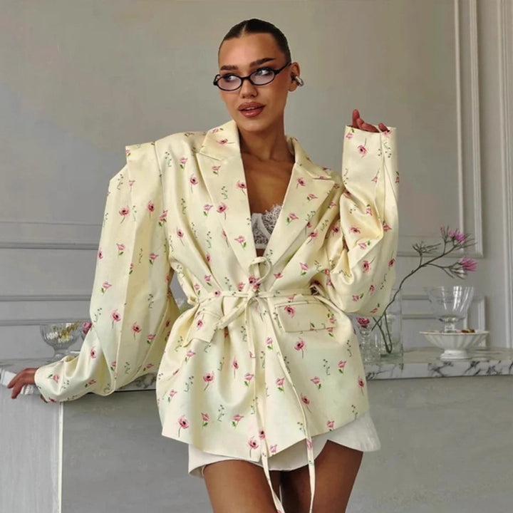 Veste blazer élégante pour femmes avec coupe ajustée et ceinture à nouer Chic & Stil