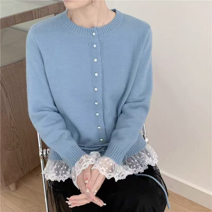 Cardigan pour femmes avec détails en volants et boutons décoratifs en perles Chic & Stil