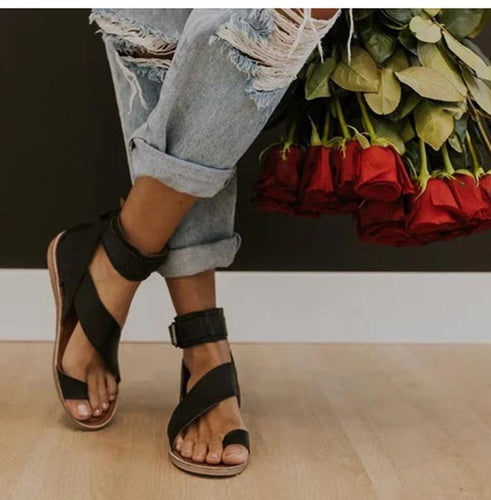 Lune London | Sandals with cross strap and toe ring
