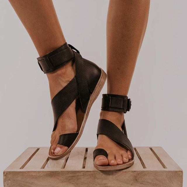 Lune London | Sandals with cross strap and toe ring