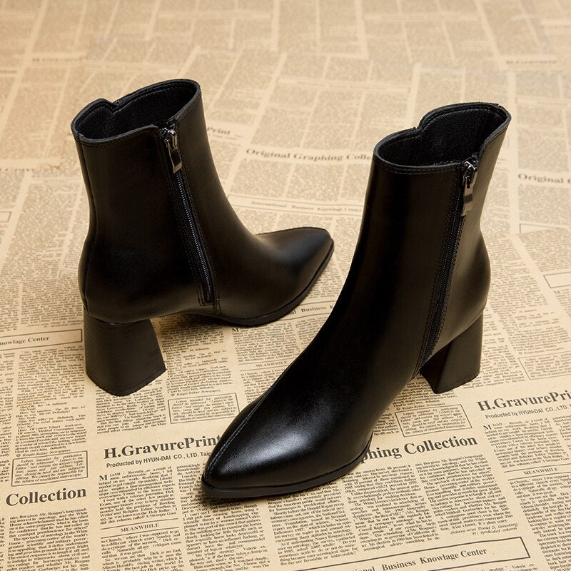 Women's boots Lune London in style - Slender silhouette for timeless elegance