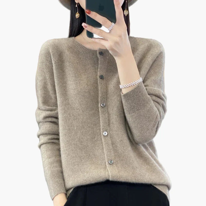 Chic und Stil | Classic cardigan - Elegant everyday style for the office and leisure