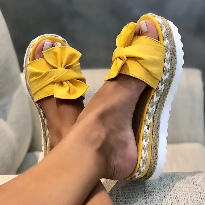 Chic und Stil | Wedge sandals with bow detail