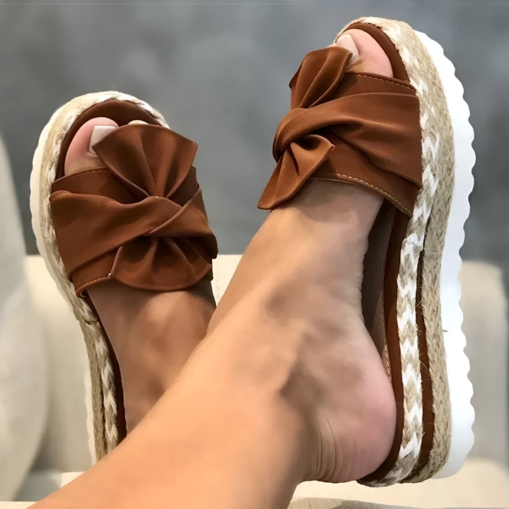 Chic und Stil | Wedge sandals with bow detail