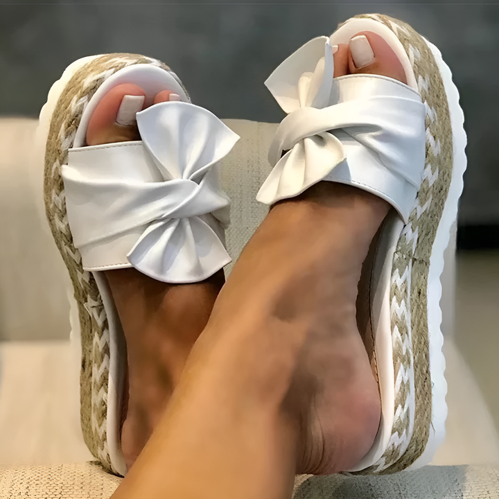 Chic und Stil | Wedge sandals with bow detail