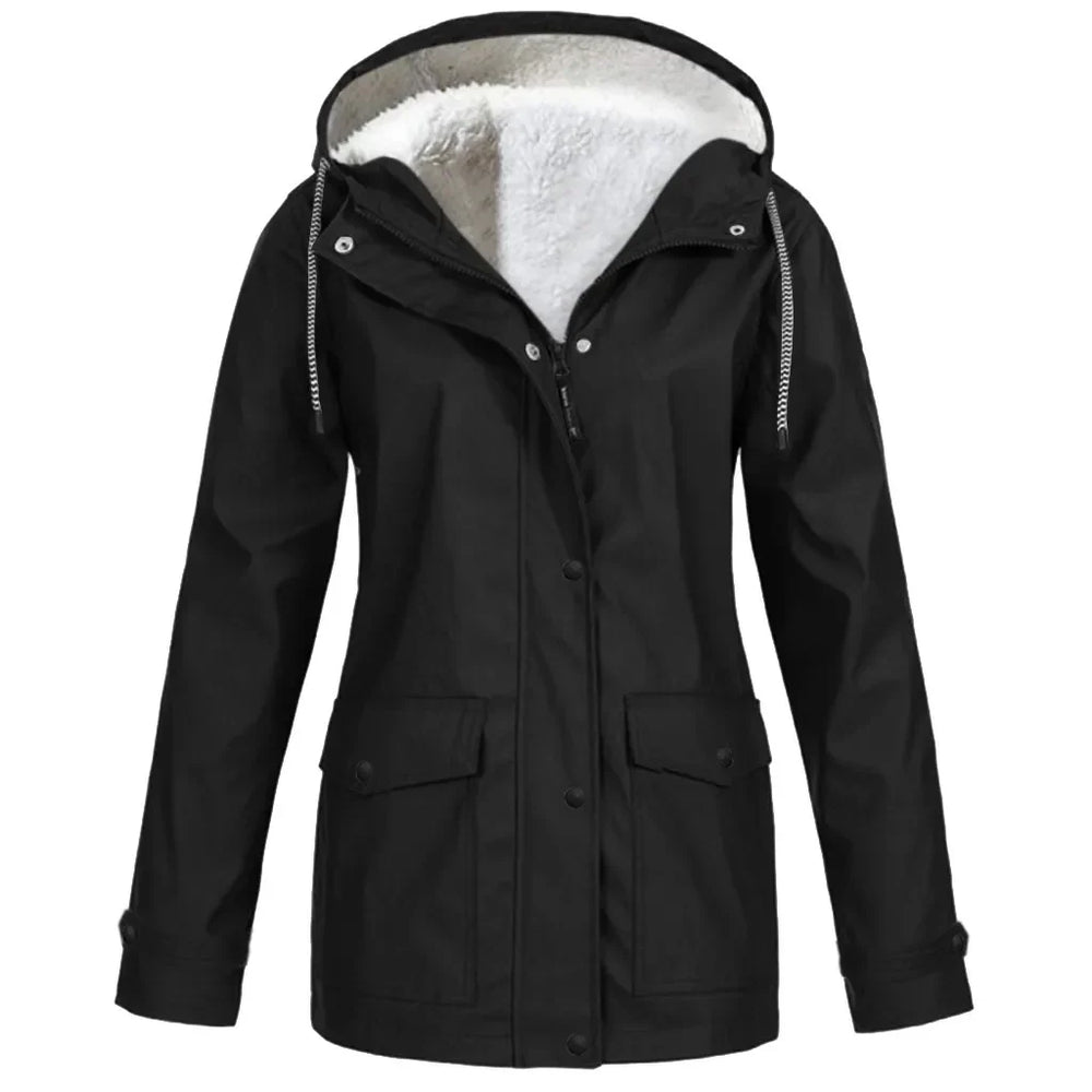 Schwarze wind- und wasserdichte Outdoorjacke mit zwei Seitentaschen auf weißem Hintergrund