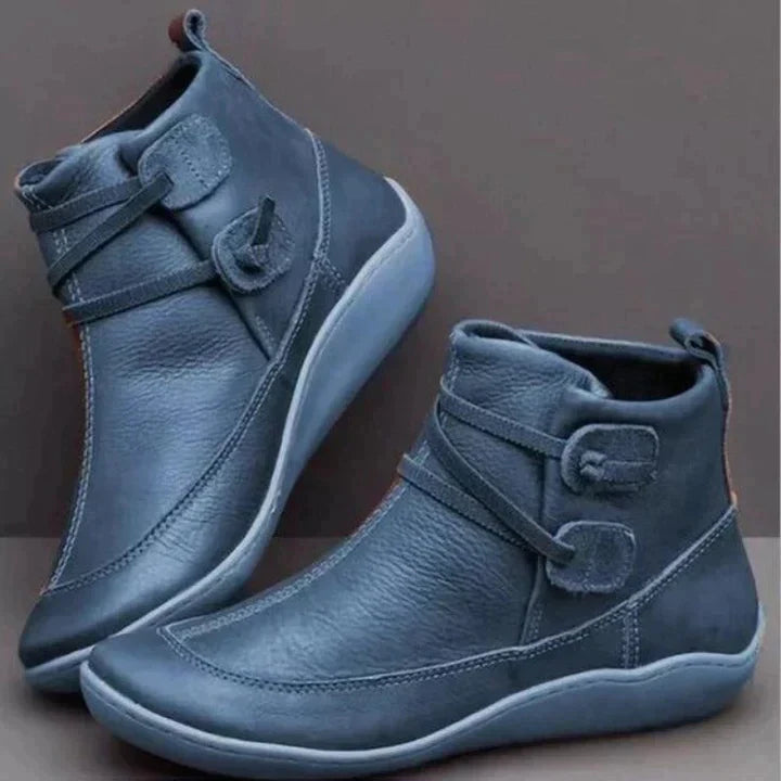 Orthopädische stiefel vor einem neutralen hintergrund