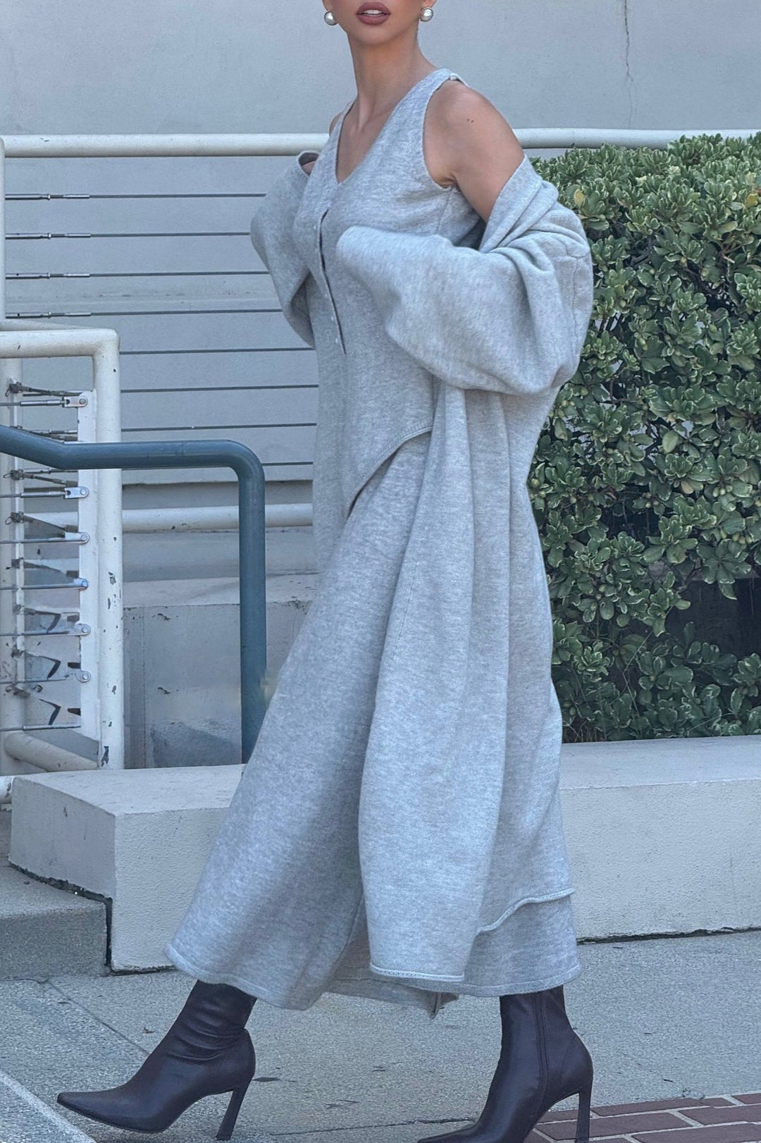 Chic und Stil | Gray Knit Vest & Maxi Skirt Three-Piece Set