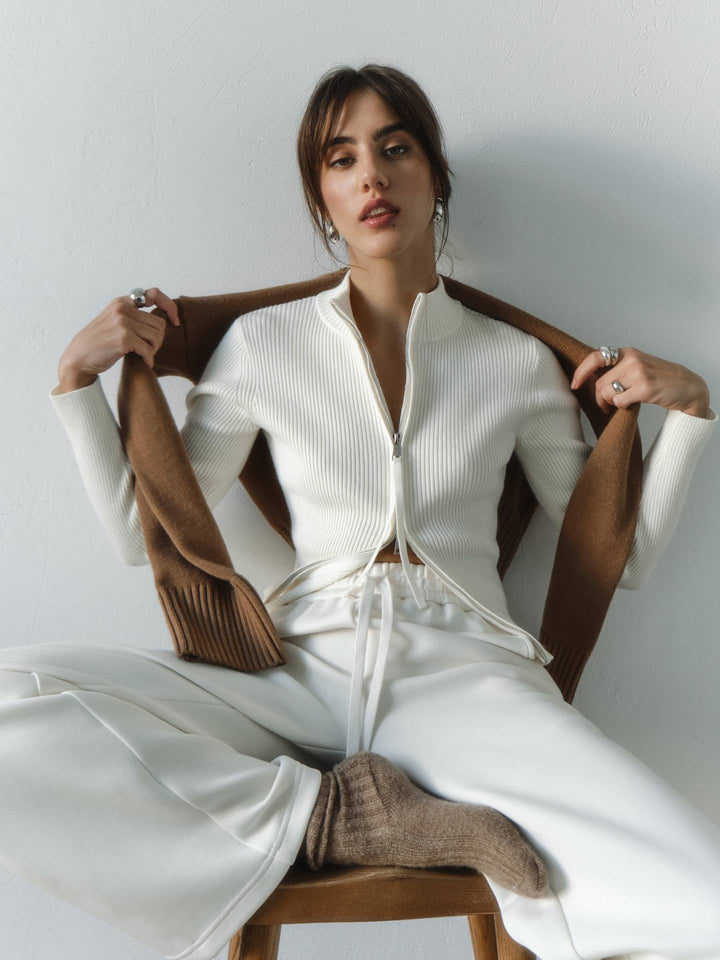 Chic und Stil | Cozy ribbed knit sweater with high zip detail