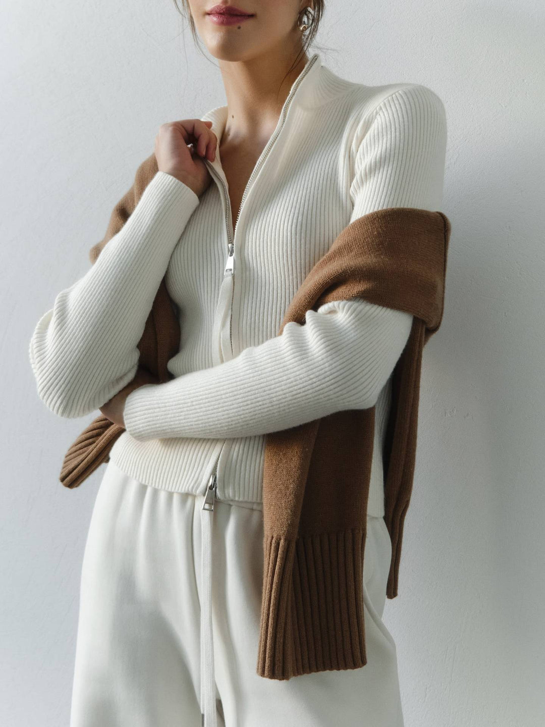 Chic und Stil | Cozy ribbed knit sweater with high zip detail