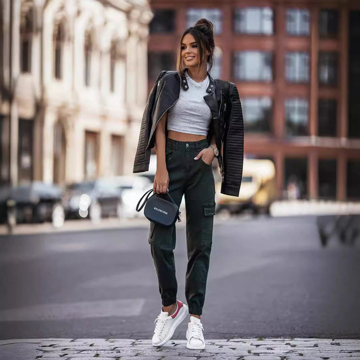 Chic und Stil | Fitted vegan leather jacket for women in black