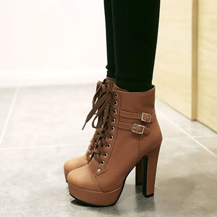 Chic und Stil | Lace-up boots with buckle