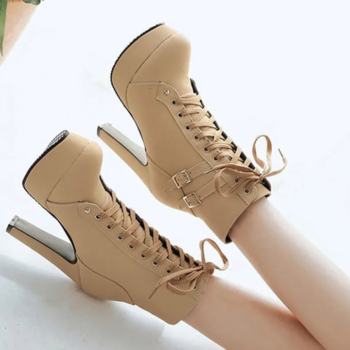 Chic und Stil | Lace-up boots with buckle