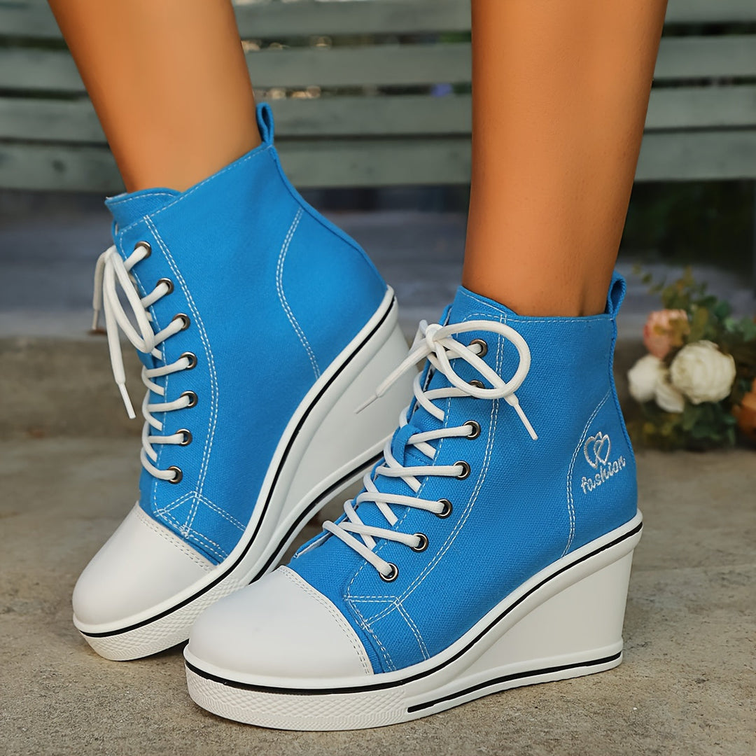 Chic und Stil | Simple canvas ankle boots with love motif