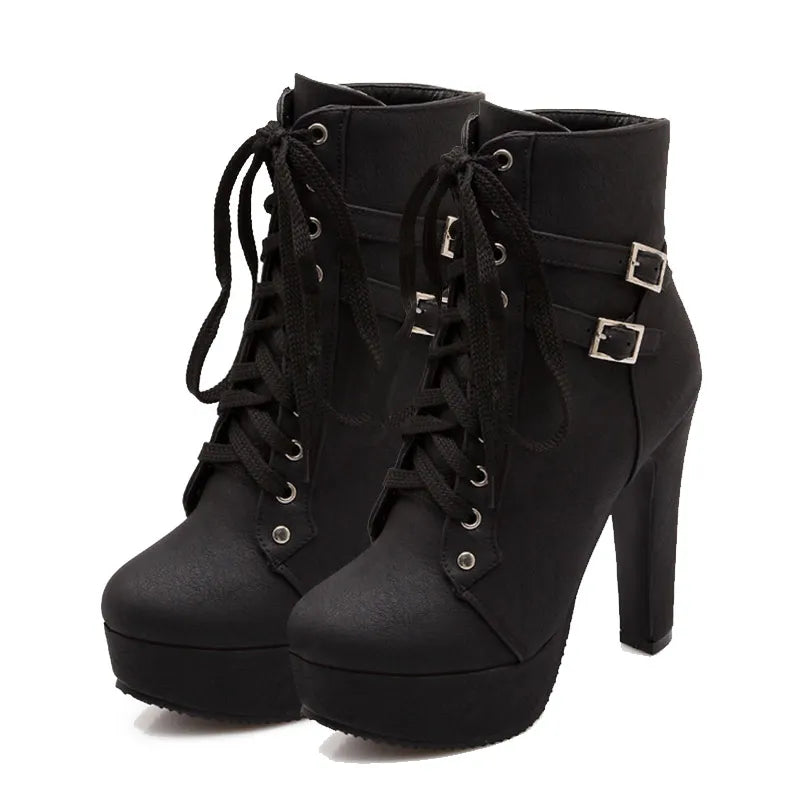 Chic und Stil | Lace-up boots with buckle