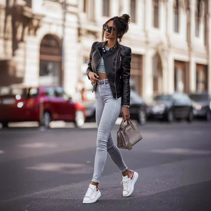 Chic und Stil | Fitted vegan leather jacket for women in black