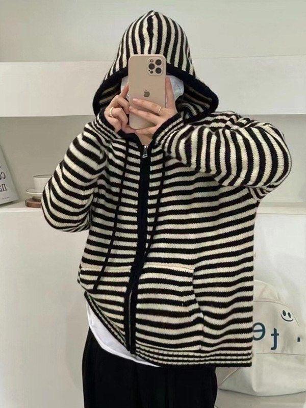 Chic und Stil | Cozy striped hooded cardigan with zipper