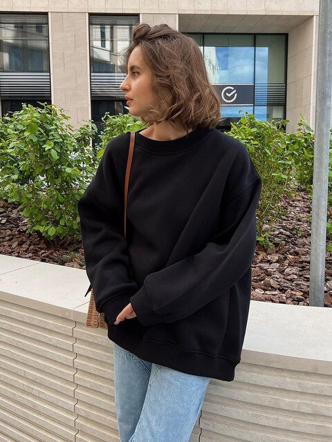 Chic Und Stil | Women's Oversized Sweatshirt In Solid Color Design