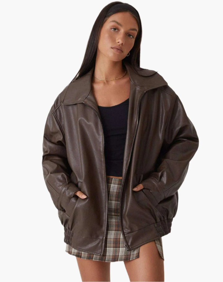 Lune London | Oversized faux leather jacket - Trendy street style look for leisure and everyday wear
